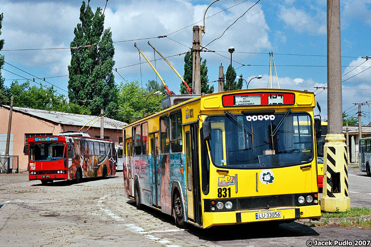 831
Ĺťółty był jednym z kolorów sezonu remontowego 2002, stąd też 831 jest właśnie w takim kolorze.
