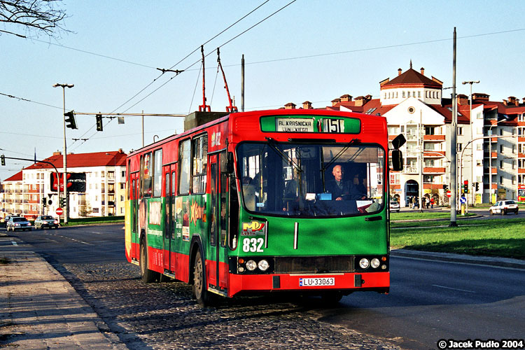 832
Warszawski trolejbus przejeżdża przez pozostałość po przeniesionym przystanku, która pozostanie w tej jezdni chyba już na wieczność. Trolejbusowe numery linii na filmach cechował oryginalny, niespotykany chyba nigdzie indziej krój czcionki.
