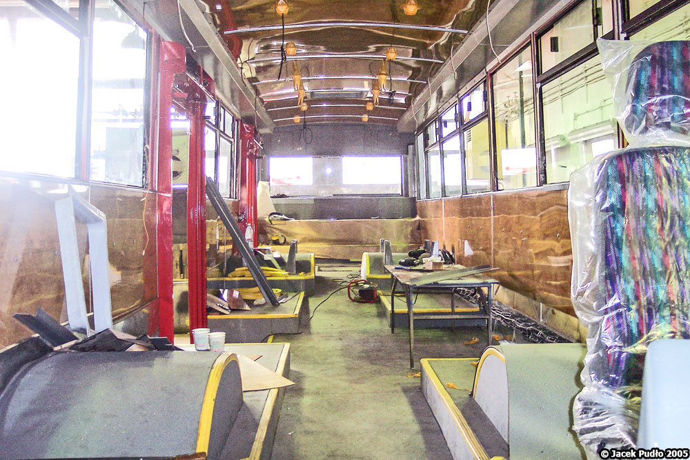 833
Trolejbus w budowie. Położono już podłogę, ułożono wykładzinę podłogową, listwy i panele ścian bocznych i podsufitki, zamontowano plastiki słupków okiennych, przyklejono szyby. Pozostało jeszcze zamontować poręcze, fotele, kabinę kierowcy i kasowniki.
