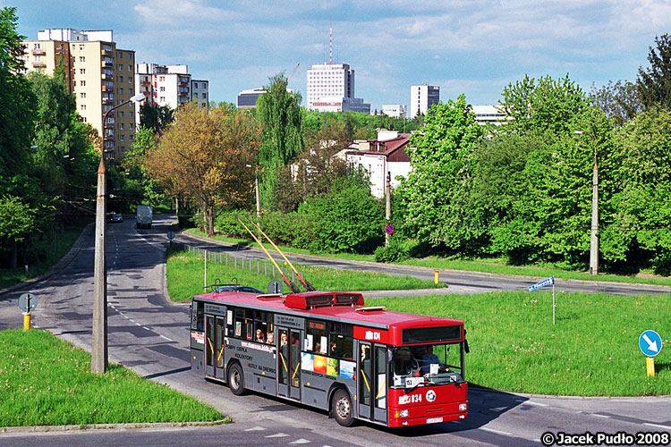 834
Zielono, czerwono, wesoło. Od 5 maja trolejbusy znowu jeżdżą tą ulicą w obie strony. Poprzedni liniowy kurs miał miejsce 11 stycznia 2004.
