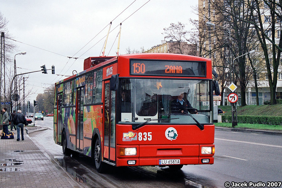 835
