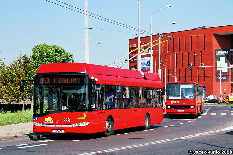 838
Czerwony trolejbus, czerwony ikarus, czerwona Gala. 2008 rok był ostatnim okresem obowiązywania czerwonego malowania. Trollino 838 przybyło do Lublina czerwone, podobnie jak poprzednie trolejbusy wprowadzane od 2005 r., ale już dostarczone w tym roku autobusy Urbino 12 były czerwone z żółtym paskiem na górze. Zdjęcie analogowe.
