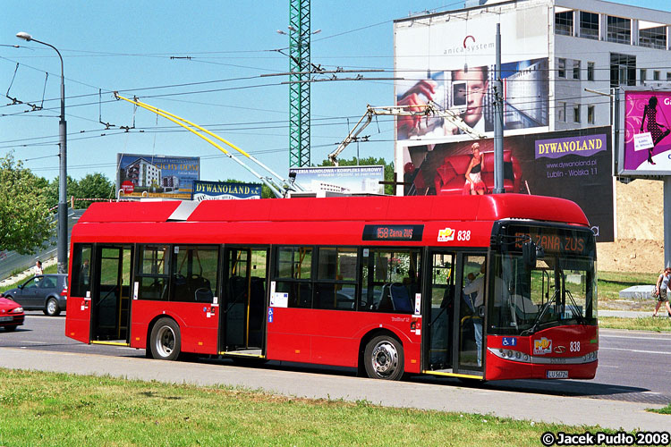 838
W 2008 roku nowy 838 był wyróżniającym się wizualnie trolejbusem - z pełną, opływową w kształcie obudową na dachu. Na zdjęciu pojazd uwieczniony na końcowym na ul. Zana jeszcze przed wybudowaniem charakterystycznego wieżowca Gray Office Park. Zdjęcie analogowe.
