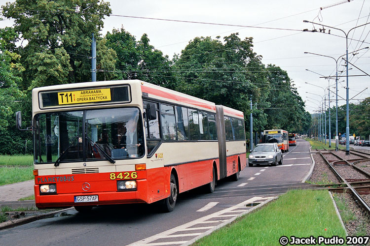 Mercedes O405G #8426
Zatramwajowa linia T11 obsługiwana przez Gryfa i Planetobusa starymi przegubowcami kursowała z powodu remontu trasy tramwajowej we Wrzeszczu.
