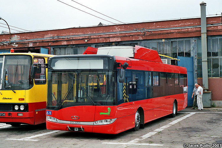 900
3 dni po przybyciu do MPK. Trolejbus z testowym napędem asynchronicznym produkcji Medcomu przejdzie kilkumiesięczne jazdy testowe w Lublinie, po czym być może zostanie na stałe. Nietypowym rozwiązaniem jest montaż silnika na środku pojazdu, między osiami i brak wieży z tyłu, typowej dla autobusów Solarisa.
