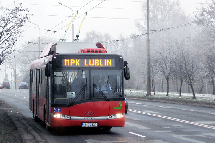 836
Solaris z nieznanym jeszcze numerem i jego równie czerwony kolega otwierają nowy rozdział w historii lubelskich trolejbusów. Na zdjęciu podczas jazd testowych. A już niebawem - na linii. Trolejbusy zmontowano w zajezdni MPK na bazie napędu asynchronicznego produkcji firmy Medcom i gotowego nadwozia z fabryki Solarisa.
Słowa kluczowe: trollino