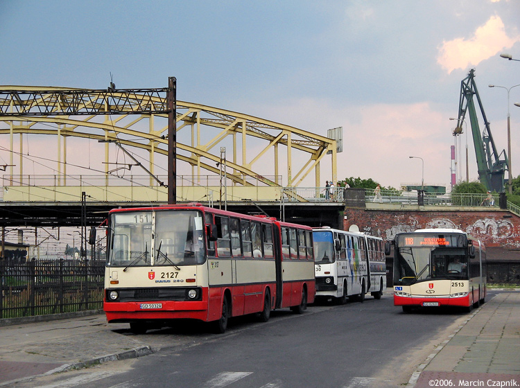 Ikarus 280.58B #2127
Słynna gdańska pętla - po prawej solaris funkiel nówka.

