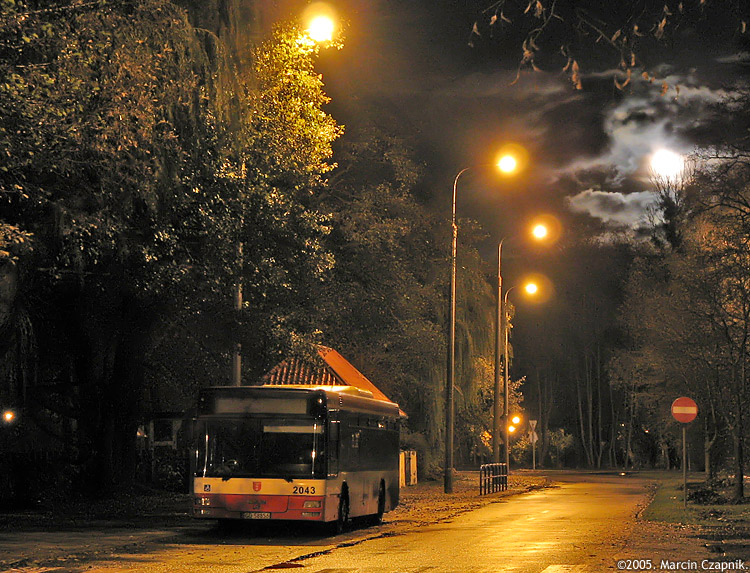 MAN NL263 #2043
Uroki nocy - pomarańczowe światło latarni i biała poświata księżyca.
