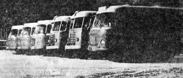 Skoda 706 RTO, Ikarus 60
Autobusy na placu zajezdni przy Garbarskiej na krótko przed przeprowadzką na Helenów. Autobusy Skody były wówczas zupełną nowością. 
fot. Jan Trembecki, źródło: Kurier Lubelski 1960-01-21
