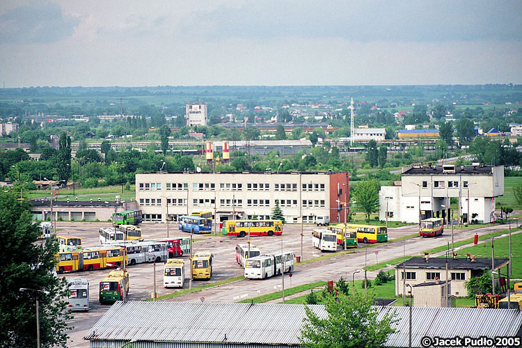 1828
Widok z akademika Akademii Rolniczej (ob. Uniwersytet Przyrodniczy) na zajezdnię autobusową Majdan Tatarski. 1828 to biały ikarus odwrócony tyłem i prawym bokiem, poniżej jelcza L11.
