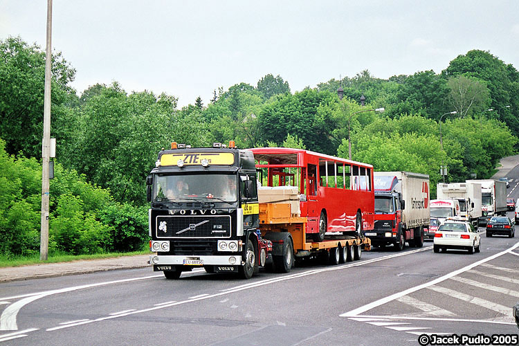 833
Stare volvo F12 wiezie na niskopodwoziowej lawecie nadwozie, na bazie którego powstanie 833. Obecnie powinien powstawać podobny trolejbus na bazie nadwozia M121I, brak jakichkolwiek informacji na temat postępów prac przy nim budzi jednak zastanowienie.
