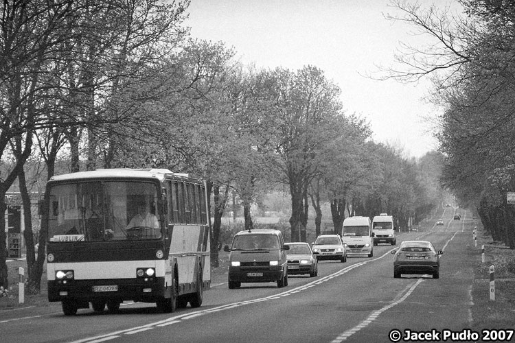 Jelcz PR110Dlux #RZ04394
Peera mknie drogą krajową w stronę Lublina. Jest to aktualnie główna trasa wylotowa z Lublina w stronę m.in. Kraśnika i Rzeszowa. Za kilka lat będziemy podróżować poprowadzoną równolegle do niej drogą ekspresową S19.

