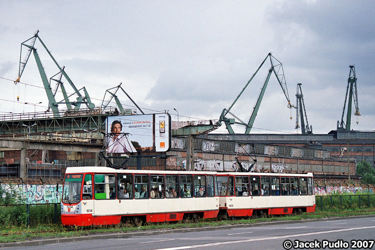 Konstal 105Na #1234
Ĺťelazko na kursie zjazdowym. W tle żurawie portowe.
