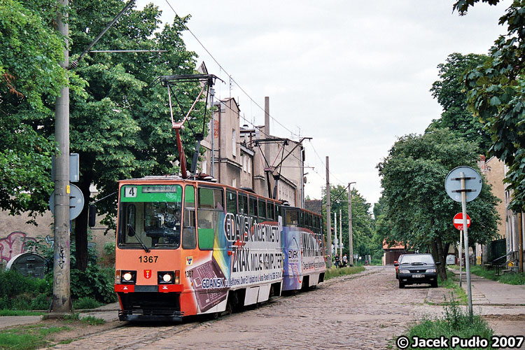Konstal 105Na #1367
Tramwaj na bruku, do tego jednotor. Coś niesamowitego.
