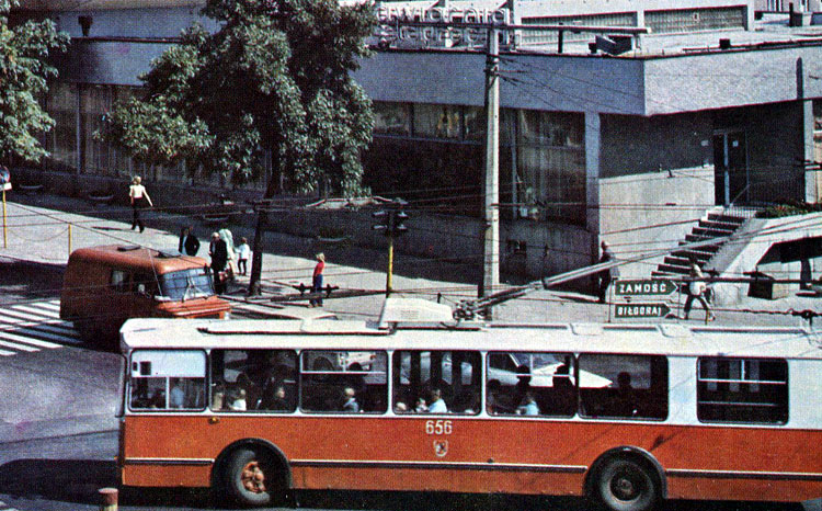 ZIU 9 #656
Zapewne świeżo przybyły z fabryki trolejbus skręca z Narutowicza w Lipową. Frekwencja na wozie sugeruje międzyszczyt.
Ĺšródło zdjęcia: Lublin w fotografii Zbigniewa Zugaja, Wydawnictwo Lubelskie 1988
