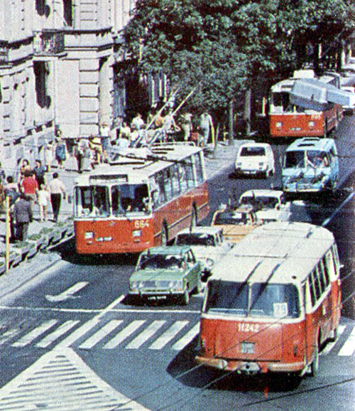 ZIU 9 #664 i Jelcz 272 MEX #11232
Dziś seria kadrów z albumów zdjęć ilustrujących stary Lublin. Zdjęcia pochodzą z drugiej połowy lat 70-tych i początku lat 80-tych i miały ilustrować miasto w całej jego okazałości, jednak na wielu fotografiach załapały się w całości lub fragmentach pojazdy komunikacji miejskiej.
Ĺšródło zdjęcia: Lublin w fotografii Zbigniewa Zugaja, Wydawnictwo Lubelskie 1988
