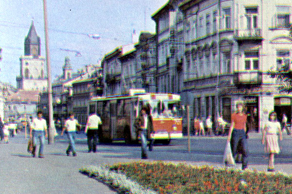 ZIU 9 #701
Nowy radziecki trolejbus na Krakowskim Przedmieściu.
Ĺšródło zdjęcia: Lublin w fotografii Zbigniewa Zugaja, Wydawnictwo Lubelskie 1988
