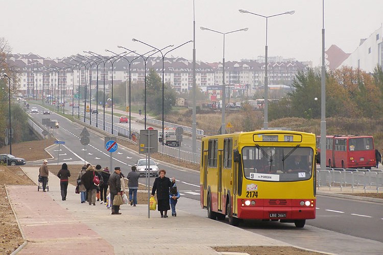 2174
Jeszcze do niedawana w okolicach tego miejsca znajdował się przystanek końcowy, obecnie pojazdy KM docierają 1,5 km dalej gdzie zawracają na prowizorycznej, "kwadratowej" pętli.
