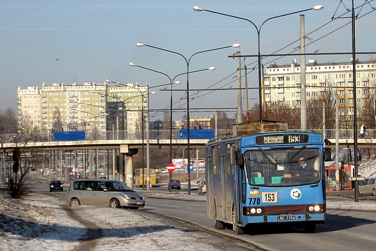 770
Najmniej zadbany trolejbus w lubelskim MPK mknie po jeszcze nowiutkim odcinku sieci trakcyjnej. 
