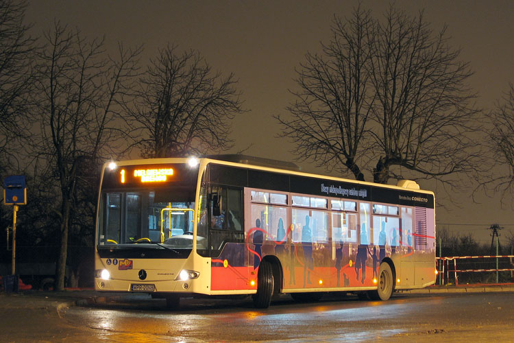 Mercedes Conecto LF #WPR20N8
Kolejny testowy autobus w MPK Lublin. Do wad można zaliczyć bardzo dużą zabudowę silnika, skrzypienie elementów wnętrza, słabe wykonanie drzwi, obrzydliwe nadkola i nie najmocniejszy silnik. Natomiast główne zalety to dużo miejsca na nogi w miejscach oddzielonych szybą od drzwi, ciekawe odseparowanie kabiny umożliwiające dobrą widoczność kierowcy oraz bardzo dobre zawieszenie. Pozdrowienia dla bardzo miłego Pana Kierowcy.
