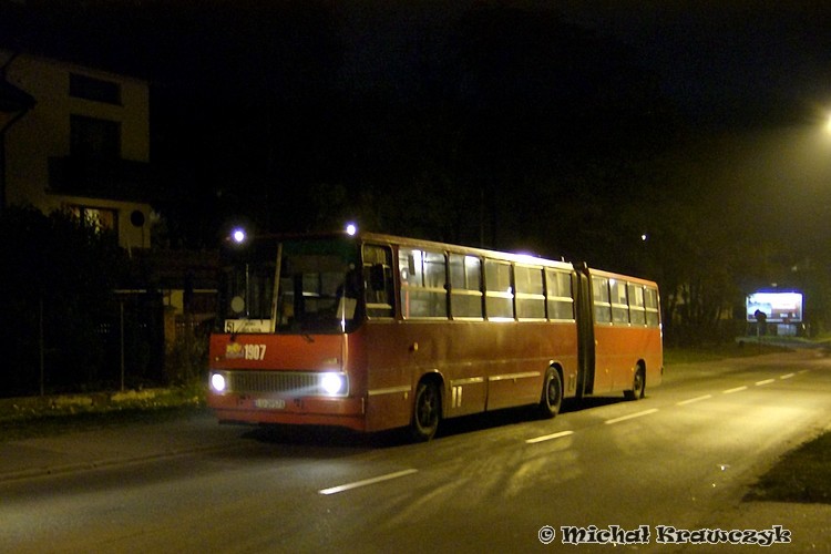 1907
Ikarus wieczorową porą... Na jesieni 2007 roku przegubowe ikarusy na 51 jeździły przemiennie z Mercedesami NK.
