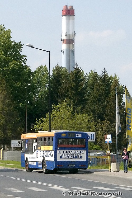 Remont Zemborzyckiej 2238
Z powodu przebudowy skrzyżowania ulic Zemborzyckiej i Kruczkowskiego linie 19 i 29 jeździły przez Budowlaną. Niektórzy pewnie pamiętają, że do końca wakacji w 2001 roku 19 wieczorem zajeżdżała na pobliską pętlę, gdzie trasę kończyły: 20 (ok. 1985-2006), 38 (1990-91) i 52 (1986-1990), a wariantowo dojeżdżała 50 (do 2001 roku).
