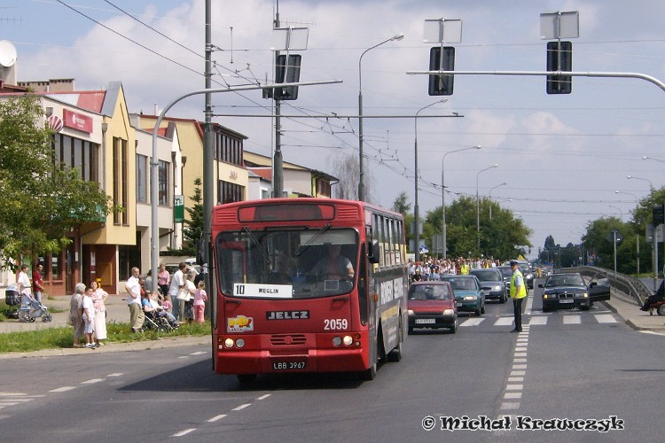 2059
Mig mija pielgrzymów zmierzających do Częstochowy.
