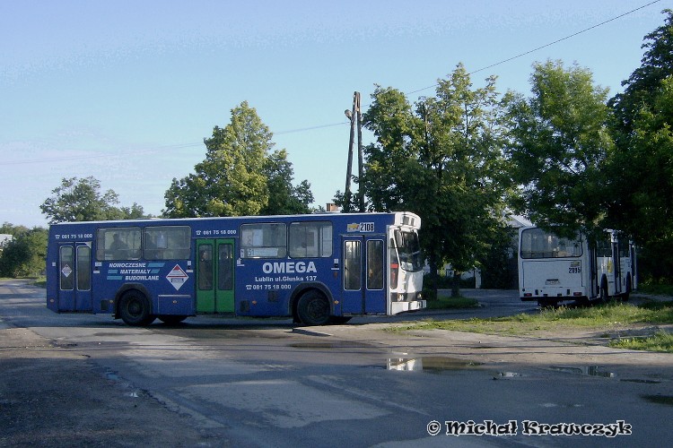 2108 2095
Jeszcze kilka lat temu spotkanie dwóch Jelczy M11 na pętli w Głusku wymagało dobrej znajomości rozkładów jazdy i odrobiny szczęścia.

