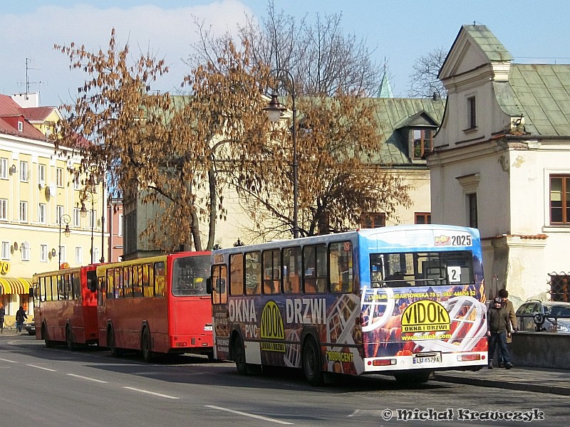 2025 2125 2070
Migi na placu Wolności - 2070 na linii 51, 2125 na 13 i 2025 na 2.
