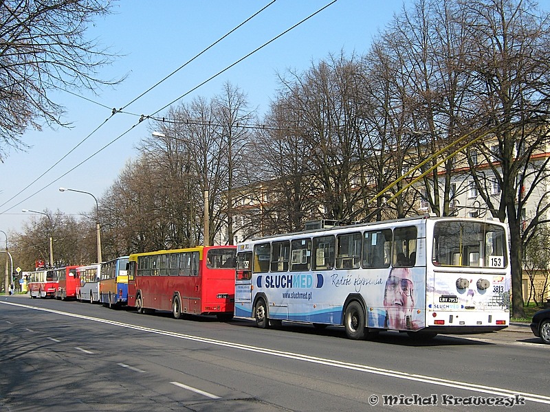 Pstrokacizna na przystanku
Obecnie barwy miejskie posiada niespełna 50 pojazdów - czyli co szósty wóz. Pozostałe mają reklamy bądź są pomalowane wg starych "standardów". Nawiasem mówiąc umiejscowienie tej zatoki przystankowej nie jest zbyt fortunne - znajduje się tuż przed światłami, a poza tym jest dość wąska.

Na fotografii widać: 3813 na 153, 2175 na 55, 212 na CA2, 2210 na 14, 2056 na 7 i 1223 na 158.
