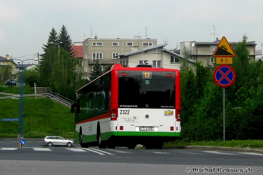 2322
Miniaturka samochodu przy autobusie. ;)
