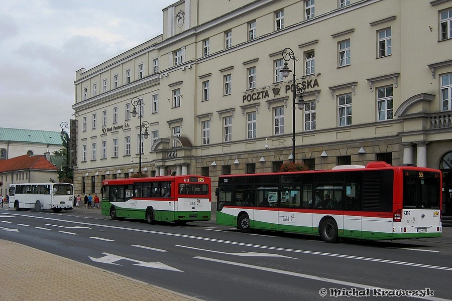 2316
Na "końcowym" spotkały się trzy autobusy (2316, 2219 i 2026), przy okazji blokując zatokę innym pojazdom. Jeszcze rok temu autobusy 7, 15, 15b, 51 i 55 kończyły tu swoje trasy. Łączenie linii pozwoliło na zaoszczędzenie wozokilometrów i zmniejszenie ilości pojazdów potrzebnych do ich obsługi. Z drugiej strony pojawiły się głosy, że nikt nie potrzebuje autobusu z os. Borek na Zbożową, a z Dąbrowicy do Głuska, ale taki sam zarzut można postawić innym liniom kursującym z jednego końca miasta na drugi.
