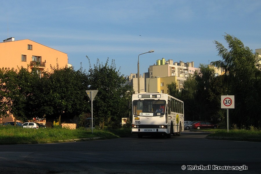 2095
W trakcie wykonywania ostatniego kursu niektórzy kierowcy wjeżdżali na pętlę "pod prąd", żeby skrócić sobie nieco zjazd do zajezdni.
