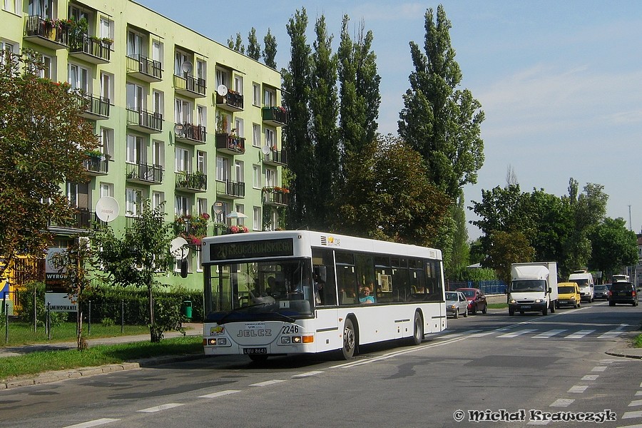 Wypadek na Kunickiego 2246
Z powodu wypadku na skrzyżowaniu ulic Kunickiego i Piaskowej autobusy jadące w kierunku Mickiewicza puszczono przez Nowy Świat, Smoluchowskiego i Kruczkowskiego, a w drugą stronę przez Krańcową i Drogę Męczenników Majdanka. Zanim trasy objazdów zostały ustalone, część autobusów utknęła z powodu braku przejazdu, podobnie jak wszystkie trolejbusy. Niektórzy kierowcy kombinowali i np. 51 oraz prywatna 17 jechały przez Nowy Świat, potem skręciły w lewo w Pawią i dalej kursowały po trasie, a kierowca CA2 postanowił przejechać ulicą Wojenną.
