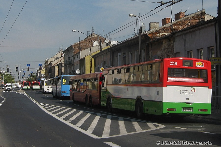 Wypadek na Kunickiego 2256
Poza widocznymi na zdjęciu 2256, 2228, 1973, 3824, 5010, 2310 utknęły jeszcze 3783, 3834 i 2282.
