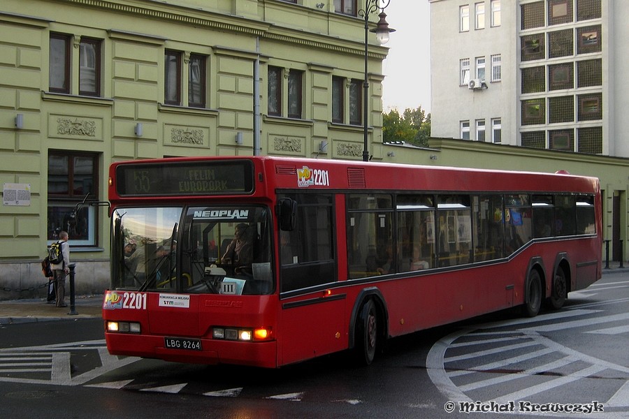 Neoplan na 55 2201
Neoplan na 55 to niecodzienne zjawisko, dużo częściej można spotkać małe dwudrzwiowe Mercedesy NK. Fotka z dedykacją dla Torresa i Fafika.
