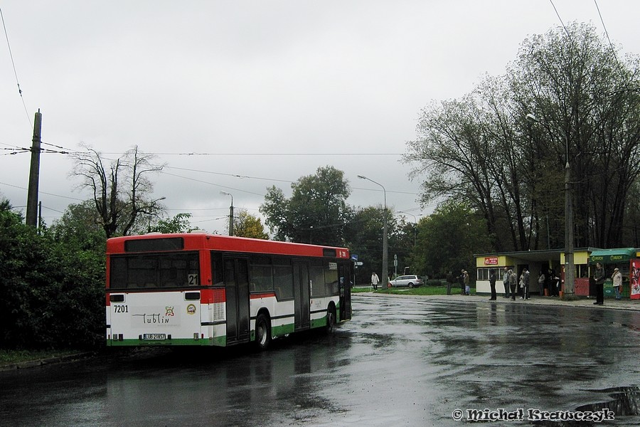 7201
Jesienne, deszczowe popołudnie... Man, który jest moim miejscem pracy podczas badania napełnienia na linii 21, samotnie stoi na pętli na Majdanku. Trolejbusy utknęły na Drodze Męczenników Majdanka przy ul. Lotniczej - podobno jakiś samochód uderzył w słup trakcyjny. 

