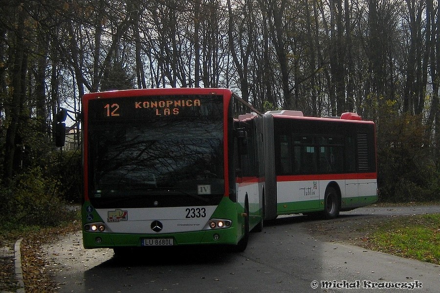 Przegubowiec na 12
MPK zaskoczyło dzisiaj pozytywnie - na łączony 12/IV + 3/VIII dyspozytor wysłał przegubowe conecto. Niestety na "trójce" już się nie pojawił - pewnie jakiś neoplan z 26 lub 57 padł i trzeba było go jakoś zastąpić.
