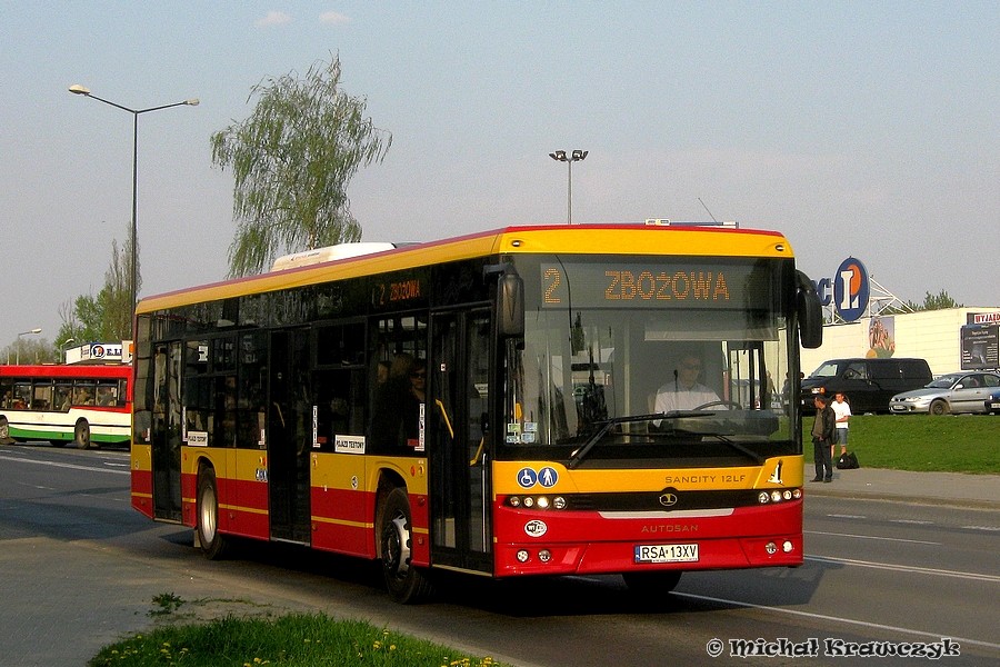 Autosan Sancity 12LF RSA 13XV
Autosan wygrał, ogłoszony przez ZTM, przetarg na dostawę 53 autobusów 12-metrowych. Cztery pierwsze sztuki mają pojawić się do końca czerwca, ale już teraz można się przekonać, jak jeździ się takim autobusem. Mnie osobiście autosan przypadł do gustu, bo choć siedzenia są średnio wygodne i nadwozie trochę trzeszczy, to podróżuje się całkiem przyjemnie. Model ten charakteryzuje się niezłym przyspieszeniem, co nie jest bez znaczenia w ruchu miejskim. Miejmy nadzieję, że po kilku latach eksploatacji okaże się autobusem mało awaryjnym i stanie się synonimem powiedzenia "Polak potrafi".
