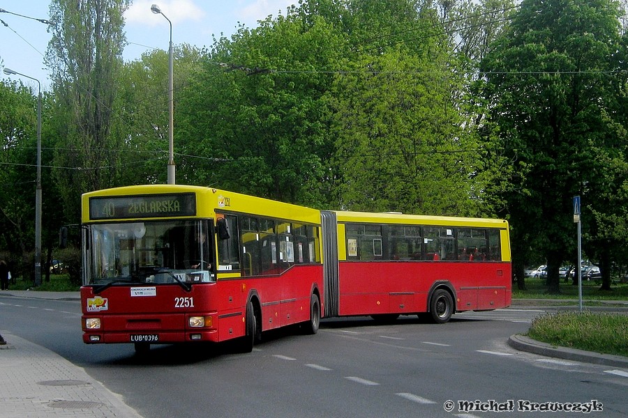 2251
Dzisiejsza jazda pchaczem przyprawiała o dreszcze i szybsze bicie serca... Głośny warkot silnika, wycie skrzyni biegów i mostu napędowego, niezłe przyspieszenie i wprost nieprawdopodobnie gładkie wchodzenie w ciasne zakręty sprawiało, że podróż z przystanku początkowego na końcowy była fajnym przeżyciem i żal było wysiadać z autobusu. Przy okazji przypomniały mi się wyprawy na "18", żeby poczuć wiatr we włosach podczas szalonej jazdy po górkach sławinkowskich...

