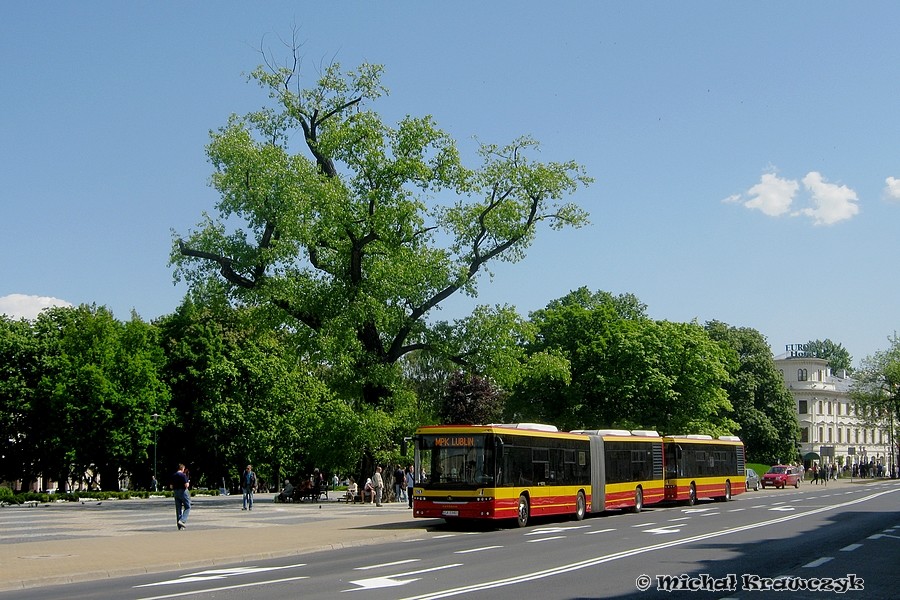 Autosan Sancity M12LF i 18LF
Przed południem przy placu Litewskim odbyła się prezentacja dla mediów dwóch testowych autosanów. Króciak zdążył już co nieco zwiedzić podczas tournĂŠe po Polsce, natomiast dla przegubowca Kozi Gród jest pierwszym odwiedzonym miastem. Nie miałbym za złe, gdyby do 53 krótkich autosanów za kilka lat dołączyło kilkanaście przegubów.
