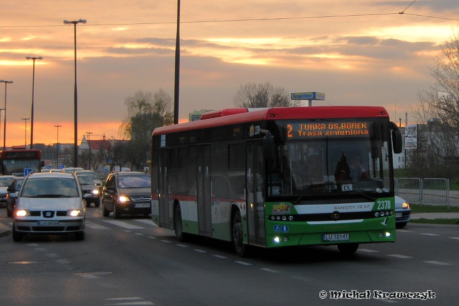2378 - remont przejazdu na Turystycznej
Autosan na tle zachodzącego, kwietniowego słońca.
