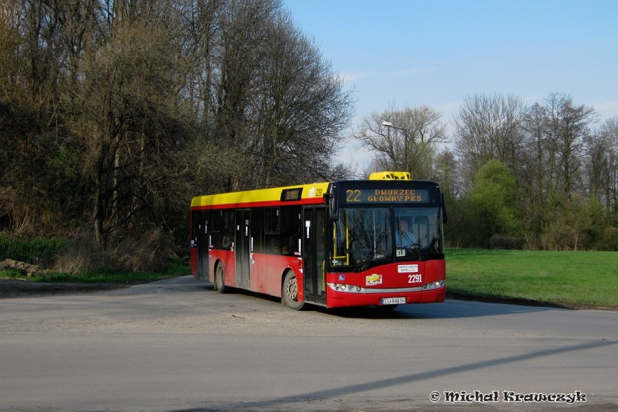 2291 - remont przejazdu na Turystycznej
Po 10 latach pojazdy MPK wróciły na linię 22, niestety tylko na pięć dni roboczych. Uruchomienie drugiej brygady było konieczne ze względu na objazd remontowanego przejazdu kolejowego na Turystycznej i wydłużony czas przejazdu przez wąską ulicę Kasprowicza i przebudowywaną ulicę Mełgiewską. Od poniedziałku do czwartku na linii 22 kursowały autosany, ostatniego dnia pojawił się solaris ze źle zaprogramowanym wyświetlaczem.
