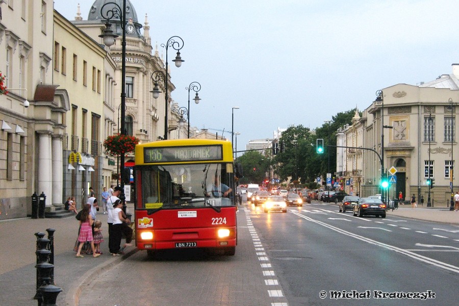 2224 - obchody "Cudu Lubelskiego"
Wieczorem, 3 lipca w lubelskiej Archikatedrze odbyły się uroczystości związane z rocznicą "Cudu Lubelskiego", co wiązało się z zamknięciem m.in. ul. Królewskiej. Zazwyczaj linie trolejbusowe 156 i 160 są zawieszane na ten okres, ale tym razem było inaczej. Przez całe tegoroczne wakacje obie linie są obsługiwane przez autobusy z powodu remontu skrzyżowania ulicy Unickiej, Lubartowskiej, Obywatelskiej i alei Spółdzielczości Pracy.
W czasie uroczystości zatrolejbusy pojechały przez Bernardyńską, Krakowskie Przedmieście, 3 Maja i Prusa zamiast przez Wyszyńskiego, Lubartowską i Biernackiego. Przy okazji warto wspomnieć, że kiedyś dużo mówiło się o budowie trakcji przez 3 Maja, jednak obecnie najbardziej prawdopodobne jest uruchomienie linii obsługiwanych przez trolejbusy z napędem pomocniczym.
