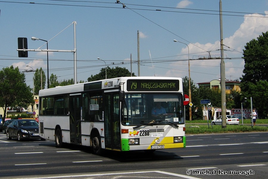 2288 - zapadnięta jezdnia na al. Kraśnickiej
Z powodu zamknięcia al. Kraśnickiej w kierunku Węglina na odcinku Nałęczowska - Wojciechowska autobusy i trolejbusy zostały skierowane na objazdy. Z tej przyczyny przez kilka godzin okrężna linia 79 omijała swój jedyny końcowy jadąc przez Głęboką, Wileńską i Zana do Wojciechowskiej.

