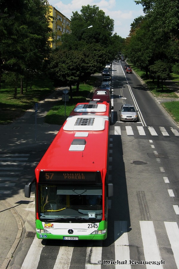 2345 - zapadnięta jezdnia na al. Kraśnickiej
Mercedes Citaro z najładniejszym numerem taborowym jedzie objazdem przez ulicę Sowińskiego, która trochę wcześniej doczekała się wyznaczonych lewoskrętów a dwa miesiące później została "wyposażona" w przystanek UMCS 01.
