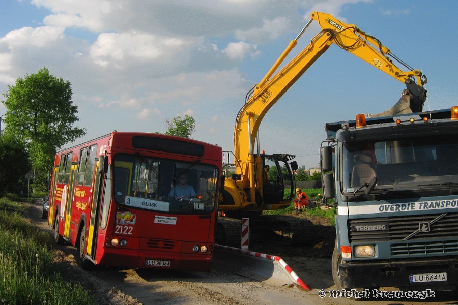 2122
Jaki jest stan nawierzchni ulicy Głuskiej, wie każdy, kto choć raz tędy przejechał. O miano najgorszej drogi od lat rywalizuje z Łęczyńską i trudno jednoznacznie stwierdzić, która wygrywa w rankingu ilości dziur w jezdni. Na szczęście obie ulice doczekają się remontów. Prace przy dawnym trakcie Lublin - Skrzynice - Krzczonów już się rozpoczęły, co wiąże się z licznymi utrudnieniami w ruchu widocznymi na powyższym zdjęciu.
