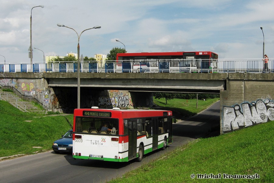 5009
Od 4 marca "czwórki" omijają remontowany wiadukt na ul. Kiepury i zamiast nad al. Smorawińskiego, jeżdżą pod nią. Ponadto autobusy przecinają swoją trasę, co zostało pokazane na powyższym montażu dwóch zdjęć zrobionych w półminutowym odstępie.
