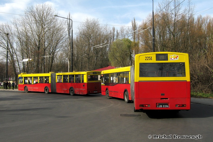 2250 2251
Wśród Mercedesów Conecto i Citaro, obsługujących linie docierające na Majdanek, znalazły się dwa przegubowe rodzynki w postaci Jelczy M181M.

