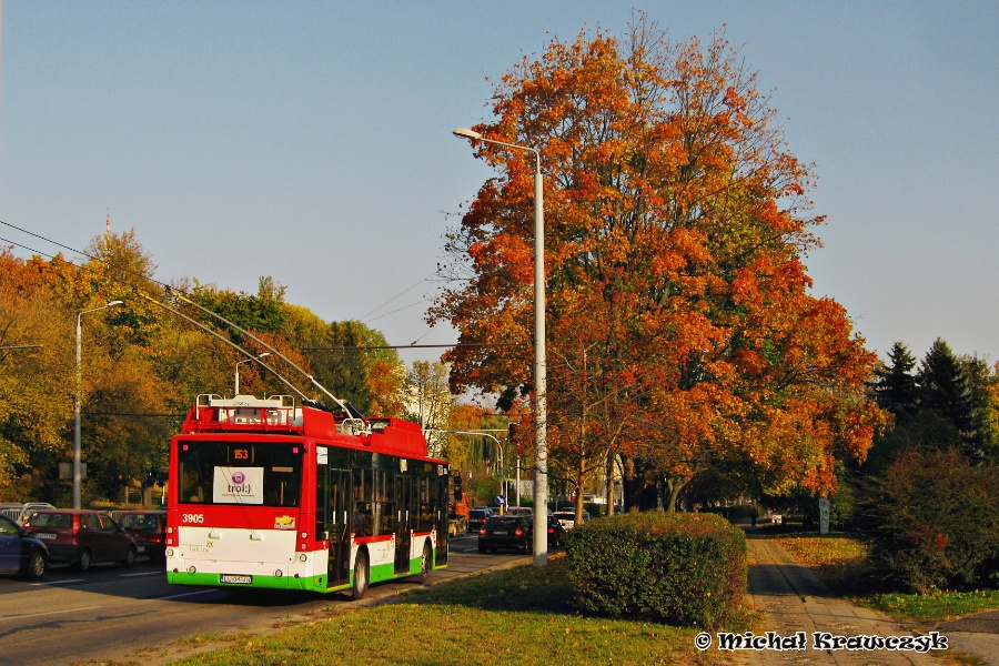 3905
Jesień 2014 roku, na zdjęciu nowy trolejbus wyprodukowany przez polsko-ukraińskie konsorcjum, uwieczniony w promieniach jesiennego słońca. Przy okazji warto wspomnieć, że do 1991 roku ulica Głęboka nosiła nazwę Alei Polskiego Komitetu Wyzwolenia Narodowego. 
